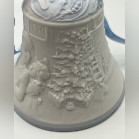 Llardo 1998 porcelain Christmas bell ornament - Picture 7 of 10